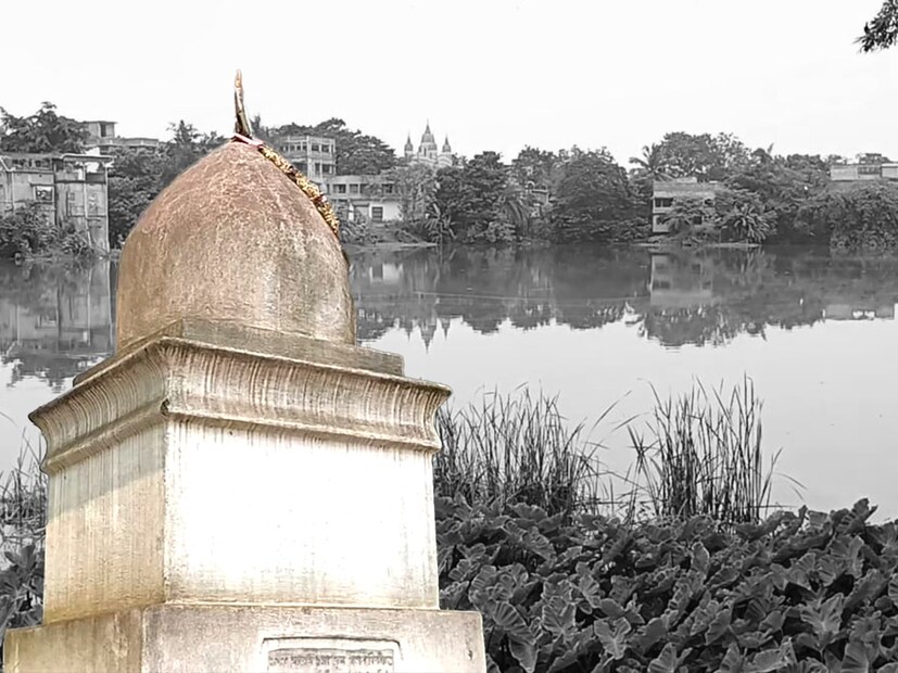 সেটা ১৯৩০ সালের উত্তাল সময়। মহাত্মা গান্ধির নেতৃত্বে শুরু হয়েছে ঐতিহাসিক লবণ সত্যাগ্রহ আন্দোলন। ব্রিটিশদের লবণ আইন ভেঙে সাধারণ মানুষের অধিকার প্রতিষ্ঠার ডাক সারা দেশে এক নতুন জাগরণের সৃষ্টি করে। অবিভক্ত মেদিনীপুর জেলার উপকূলবর্তী পটাশপুরও সেই আন্দোলনের সক্রিয় অংশীদার হয়েছিল। এখানকার মানুষ লবণ উৎপাদনের সঙ্গে দীর্ঘকাল যুক্ত থাকায়, এই অঞ্চলে ব্রিটিশের লবণ আইন বিরোধিতা দ্রুত ছড়িয়ে পড়ে। স্বাধীনতার জন্য পটাশপুরের মানুষের এই দৃঢ় সংকল্পের সঙ্গে জড়িয়ে আছে দুই তরুণ শহিদের আত্মত্যাগের কাহিনী। যা আজও এলাকার ইতিহাসের এক গৌরবময় অধ্যায় হিসাবে মানুষের হৃদয়ে বেঁচে আছে।[ছবি ও তথ্য: মদন মাইতি]