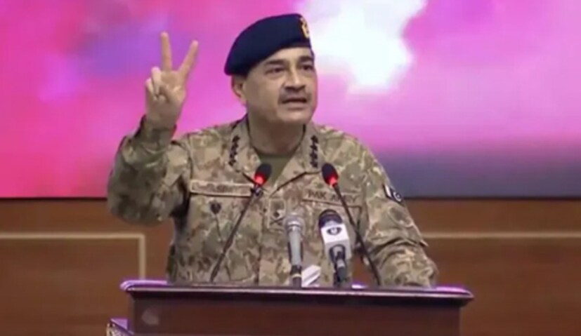 অভ্যুত্থান সম্পর্কে কথা বলতে গেলে, জুলাই মাস থেকে সোশ্যাল মিডিয়ায় এই ধরণের জল্পনা শুরু হয়েছে। তাদের মতে, মুনির রাষ্ট্রপতি জারদারিকে পদত্যাগ করতে বলতে পারেন এবং নিজেই তার জায়গায় চেয়ারে বসতে পারেন। তবে, পাকিস্তানের প্রধানমন্ত্রী শাহবাজ শরিফ এবং স্বরাষ্ট্রমন্ত্রী মহসিন নকভি ইতিমধ্যেই এই দাবিগুলি অস্বীকার করেছেন। 