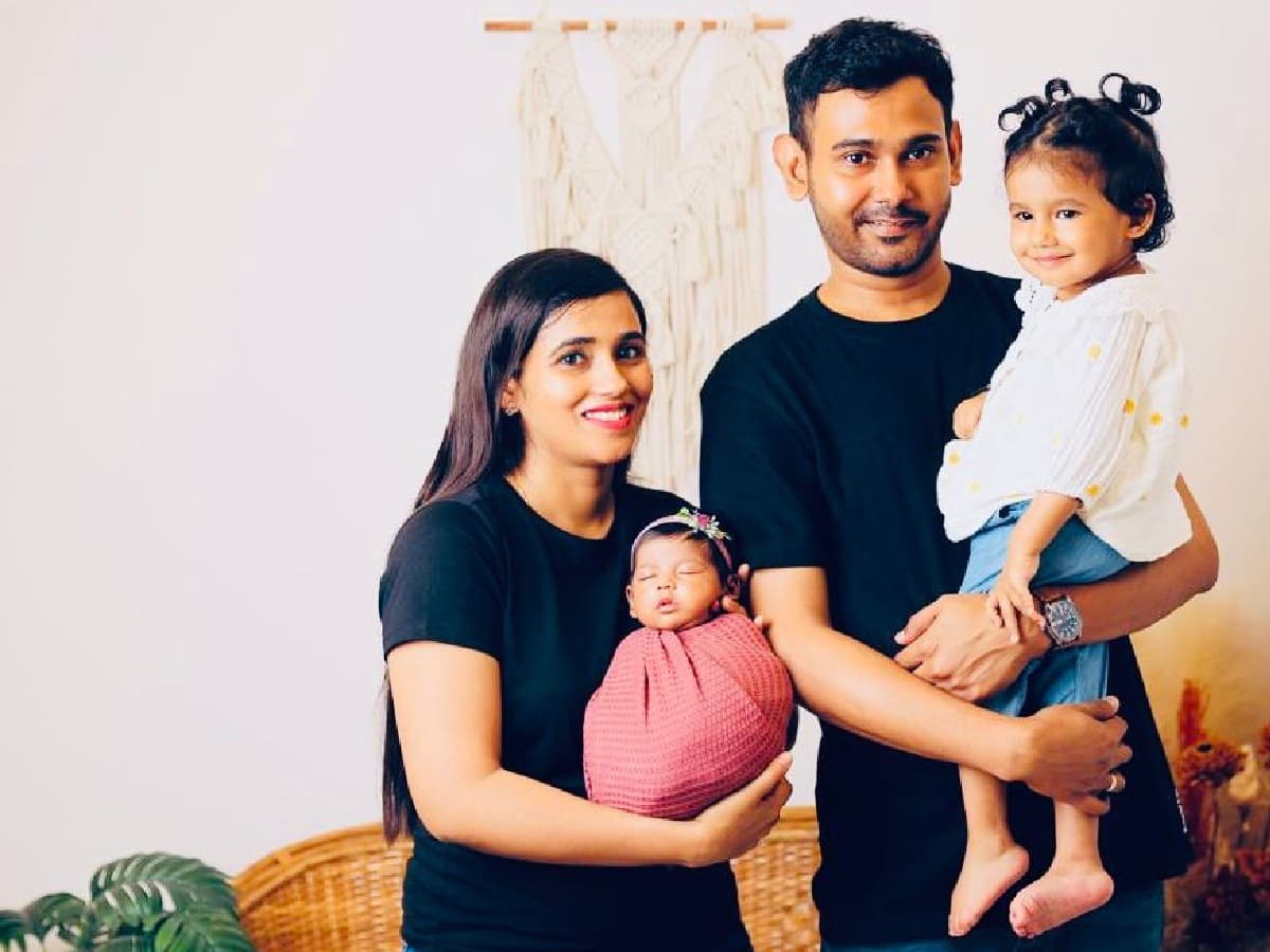 রেখা ও কেশবের কোলে দুই সন্তান