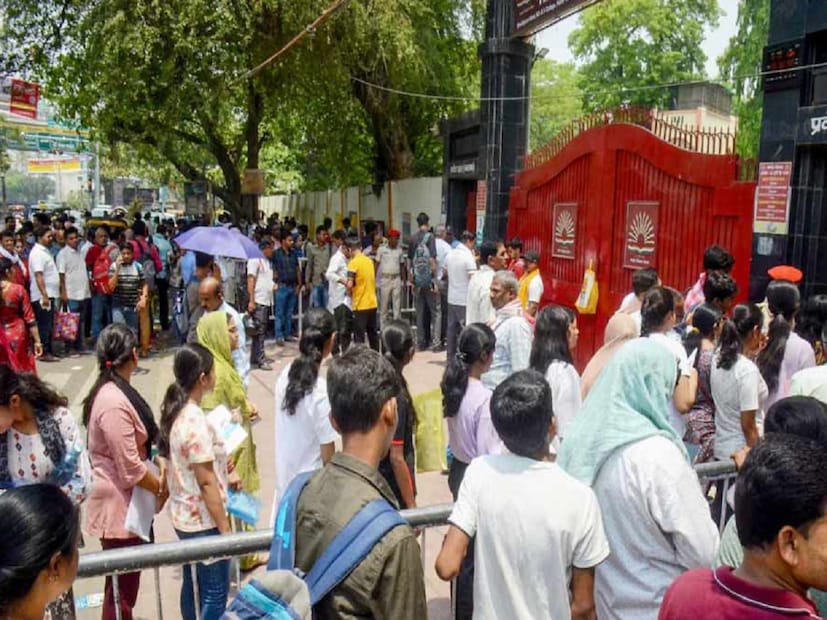 শুক্রবার সুপ্রিম কোর্টে কাটে জয়েন্টের জট। জয়েন্টে কাটল ওবিসি জট। সুপ্রিম নির্দেশে ফলপ্রকাশে আর বাধা নয়। হাইকোর্টের রায়ে স্থগিতাদেশ দিল সুপ্রিম কোর্ট।