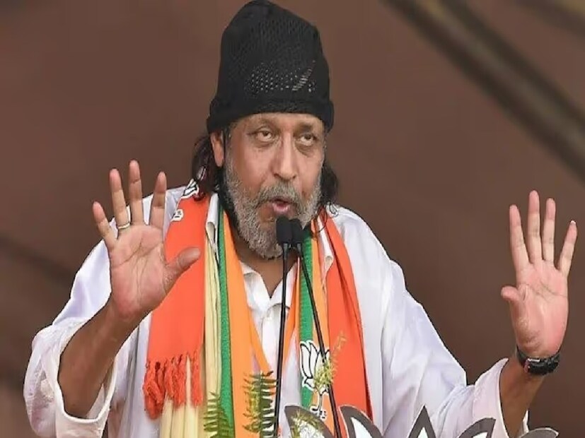 প্রথম দফার কাজের পারিশ্রমিক পেলেও, পরে অতিরিক্ত কাজ করতে চাপ দেওয়া হয় বলে অভিযোগ সুমনের। সেই কাজ শেষ করতে গিয়ে তাঁকে স্ত্রীর গয়না বন্ধক রাখতে হয়, তবেই জোগাড় হয় প্রয়োজনীয় অর্থ।