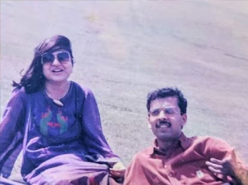 আর নীরজের পক্ষেও একই ভাবে ব্যবসা ছেড়ে আসা সম্ভব নয়। তাই বাড়িতে যখন তাঁরা বিয়ের কথা জানিয়েছিলেন, দুই বাড়িই তাতে রাজি হয়নি। এ বিয়ে টিকবে না, এমন আশঙ্কাই প্রকাশ করেছিলেন পরিবারের লোকজন। তাঁরা শোনেননি, সম্পর্কে বিশ্বাস রেখে আজও সবাইকে ভুল প্রমাণ করে চলেছেন অলকা-নীরজ জুটি।