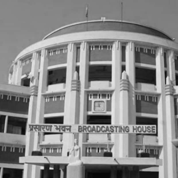  একদিকে যখন রাঙ্গা-বিল্লা গা ঢাকা দিয়েছে তখন নিজেদের সন্তানদের খুঁজে না পেয়ে পুলিশের দ্বারস্থ হয়েছেন সঞ্জয়-গীতার বাবা মা। শনিবার রাত ৮টায় ছেলেমেয়ের অনুষ্ঠান শুনবেন বলে রেডিও চালিয়েছিলেন গীতার বাবা। কিন্তু, অনুষ্ঠান শুনতে না পেয়ে পৌনে ৯টা নাগাদ স্কুটারে চেপে রেডিও অফিসে যান গীতার বাবা। কিন্তু, সেখানে গিয়ে মাথায় আকাশ ভেঙে পড়ে তাঁর। তিনি জানতে পারেন গীতা-সঞ্জয় রেডিও স্টেশনে কখনও আসেই নি।