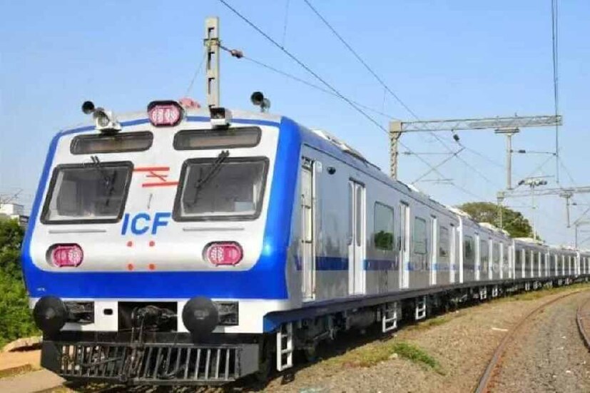এই অবস্থায় রেল রক্ষী বাহিনী ও কমার্শিয়াল বিভাগের মধ্যে যোগসাজশ রেখে কী ভাবে কাজ হবে তা নিয়েও একাধিক বার সমন্বয় বৈঠক হয়েছে। তবে রেল আধিকারিকরা আশাবাদী যথাযথ ভাবেই ট্রেন পরিষেবা দেওয়া যাবে।