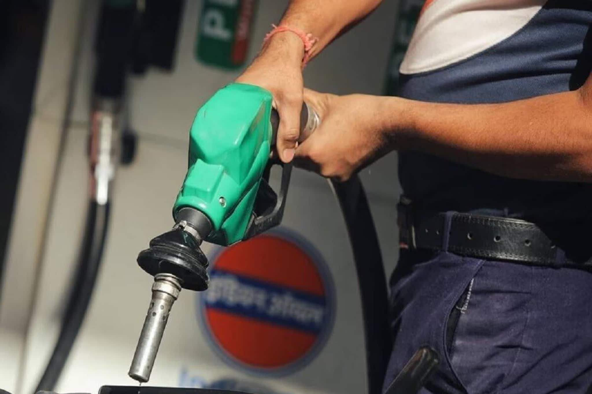 Petrol : রাতে বাইক, গাড়িতে পেট্রোল ভরালে লাভ! এই ধারণা কি সত্যি? আজ জেনে নিন আসল সত্যিটা, একেবারে স্পষ্ট হয়ে যাবে ধারণা