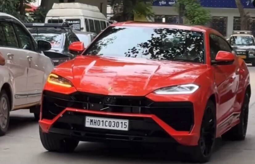 রোহিত শর্মার নতুন কমলা রঙের Lamborghini গাড়ির নম্বর হল 03015। কিন্তু এই নম্বর শুধু একটি রেজিস্ট্রেশন নম্বর নয়, এর পেছনে লুকিয়ে আছে গভীর পারিবারিক যোগ। আসুন সেটা জেনে নেওয়া যাক।