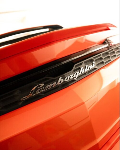 রোহিত শর্মার আগে একটি নীল রঙের Lamborghini Urus ছিল। ওই গাড়িটির দাম ছিল প্রায় ৩.১৫ কোটি টাকা। তবে তিনি এই গাড়ি গত বছর Dream11 বিজেতাকে উপহার দিয়েছিলেন। এছাড়াও রোহিতের কাছে রয়েছে BMW-এর স্পোর্টস কার M5 – ফর্মুলা ওয়ান এডিশন।