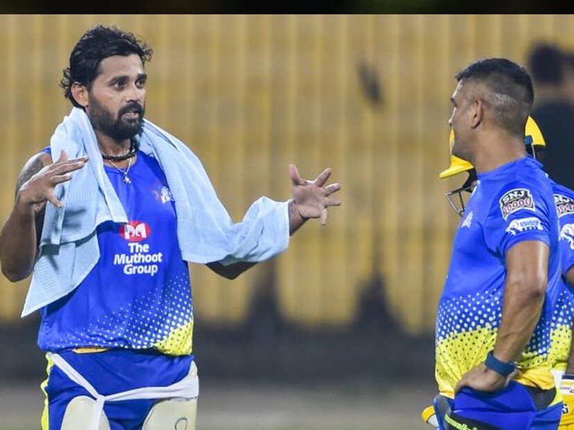 ২০০৭ সালে ২১ বছর বয়সী দীনেশ কার্তিক তাঁর শৈশবের প্রেমিকা নিকিতা বনজারার সঙ্গে বিয়ে করেছিলেন। প্রথম পাঁচ বছর তাঁদের বিবাহিত জীবন ভালভাবেই চলেছিল। কিন্তু তার পর নিকিতা বরের বন্ধু ও সতীর্থ মুরলী বিজয়ের প্রতি আকৃষ্ট হয়ে পড়েন। সব থেকে বড় ব্যাপার, সেই সময় নিকিতা ছিলেন অন্তঃস্বত্ত্বা।