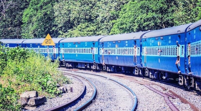 রেল সূত্রে খবর, বর্তমানে ভারতীয় রেলের ৭ লক্ষ কর্মচারীর স্যালারি অ্যাকাউন্ট রয়েছে এই রাষ্ট্রায়ত্ত ব্যাঙ্কে। তাঁদের জন্য কোনও রকম প্রিমিয়াম ছাড়া ১০ লক্ষ টাকা জীবন বিমা বাবদ ধার্য করা রয়েছে বলে জানা যাচ্ছে।