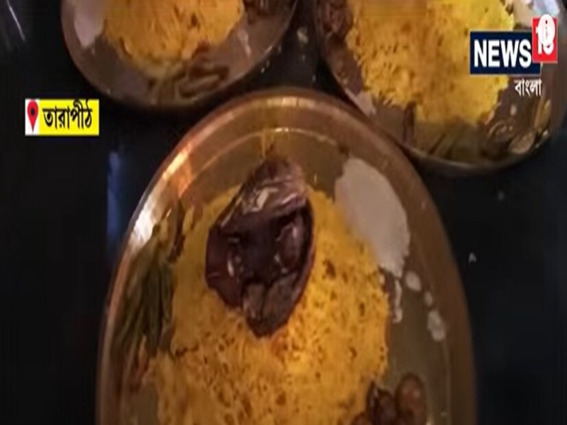রাত্রি বারোটায় মাকে ফুল দিয়ে সাজানো হয় সাধারণত, খিচুড়ি ও সারাদিন ধরে যে বলি হয়েছে সেই বলির পাঁঠার মাংস ইত্যাদি দেওয়া হয়ে থাকে অন্যান্য বছর গুলিতে ৷ ফাইল ছবি ৷