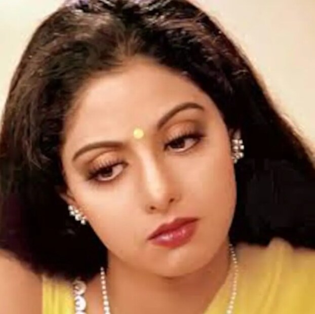 এই পরমসুন্দরী আর কেউ নন, শ্রীদেবী যিনি দেশজুড়ে প্রচুর খ্যাতি অর্জন করেছিলেন। তাঁর চাহিদা ছিল প্রচুর। পর্দায় তাঁর আগমনের ফলে থিয়েটারে তোলপাড় শুরু হয়েছিল। আজ তিনি আর এই পৃথিবীতে নেই কিন্তু তাঁর প্রভাব মোটেও ম্লান হয়নি।