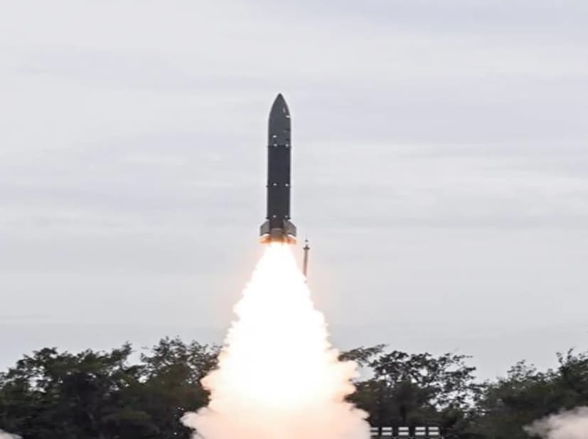ভারত এই সপ্তাহে তার অত্যাধুনিক মাঝারি পাল্লার ব্যালিস্টিক ক্ষেপণাস্ত্র 'অগ্নি-৫'-এর সফল পরীক্ষাও করেছে। এই পরীক্ষা দেশের ক্ষেপণাস্ত্র ক্ষমতার ক্ষেত্রে একটি বড় সাফল্য। 'অগ্নি-৫' ব্যালিস্টিক ক্ষেপণাস্ত্রটি ওড়িশার চাঁদিপুরের ইন্টিগ্রেটেড টেস্ট রেঞ্জ থেকে পরীক্ষা করা হয়েছিল। প্রতিরক্ষা মন্ত্রকের মতে, এই পরীক্ষায়, ব্যালিস্টিক ক্ষেপণাস্ত্রটি তার সমস্ত কার্যকরী এবং প্রযুক্তিগত পরামিতি সফলভাবে যাচাই করেছে। এই পরীক্ষার পর, ক্ষেপণাস্ত্র ক্ষেত্রে ভারতের শক্তি অসাধারণভাবে বৃদ্ধি পেয়েছে।