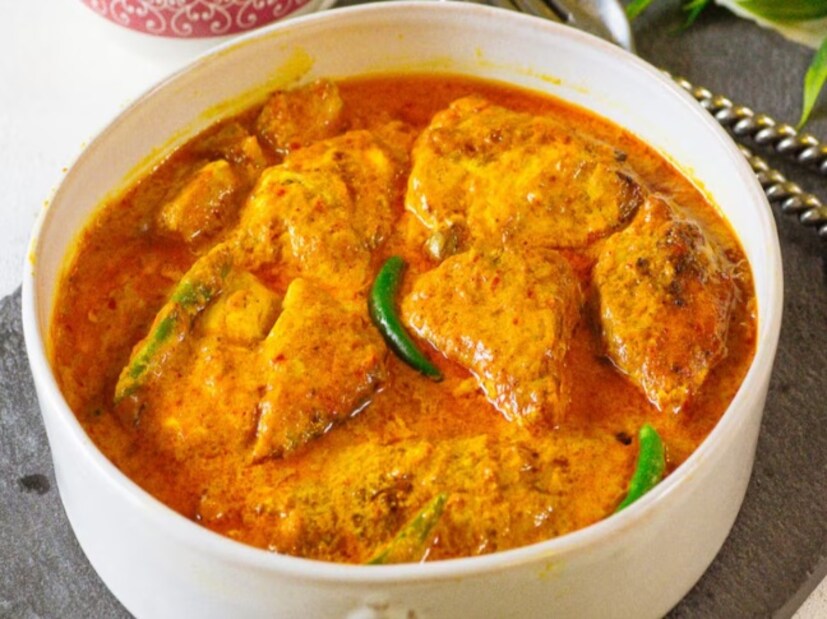 বার মুটান বা কোরাল মাছের শনাক্তকরণ- এর দেহ দুধের মতো সাদা, নরম এবং চ্যাপ্টা। লেজের রঙ গাঢ় এবং পেট এবং লেজের মাঝখানে একটি কালো দাগ থাকে। এটি বড় হওয়ার সাথে সাথে শরীরের কালো দাগগুলি পরিবর্তিত হয়। এর বিশেষত্ব হল মুখের উপরের অংশের নীল রঙ, যা অন্য কোনও মাছে পাওয়া যায় না। উপরের অংশটি হালকা গোলাপী রঙের।