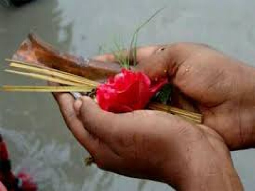 এই ঘটনা এলাকায় চাঞ্চল্য তৈরি করেছে। কেউ বলছেন, এমন ‘শ্রাদ্ধ’ নজিরবিহীন, আবার কেউ বলছেন ভালবাসায় বিশ্বাসঘাতকতা হলে এমন প্রতিক্রিয়া অস্বাভাবিক নয়। সংসার ভাঙনের এই অদ্ভুত পরিণতি যেন সমাজকে এক নতুন প্রশ্ন ছুড়ে দিল— প্রেমে বিশ্বাসভঙ্গের মূল্য কি এমনই হবে?  Photo- Representative Input- Julfikar Molla 