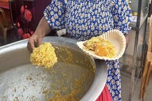 বিরিয়ানি দেওয়ার সময় হাঁড়িতে হাতা ঠুকে আওয়াজ করে দোকানী, কেন বলুন তো? ঠকার আগে জানুন