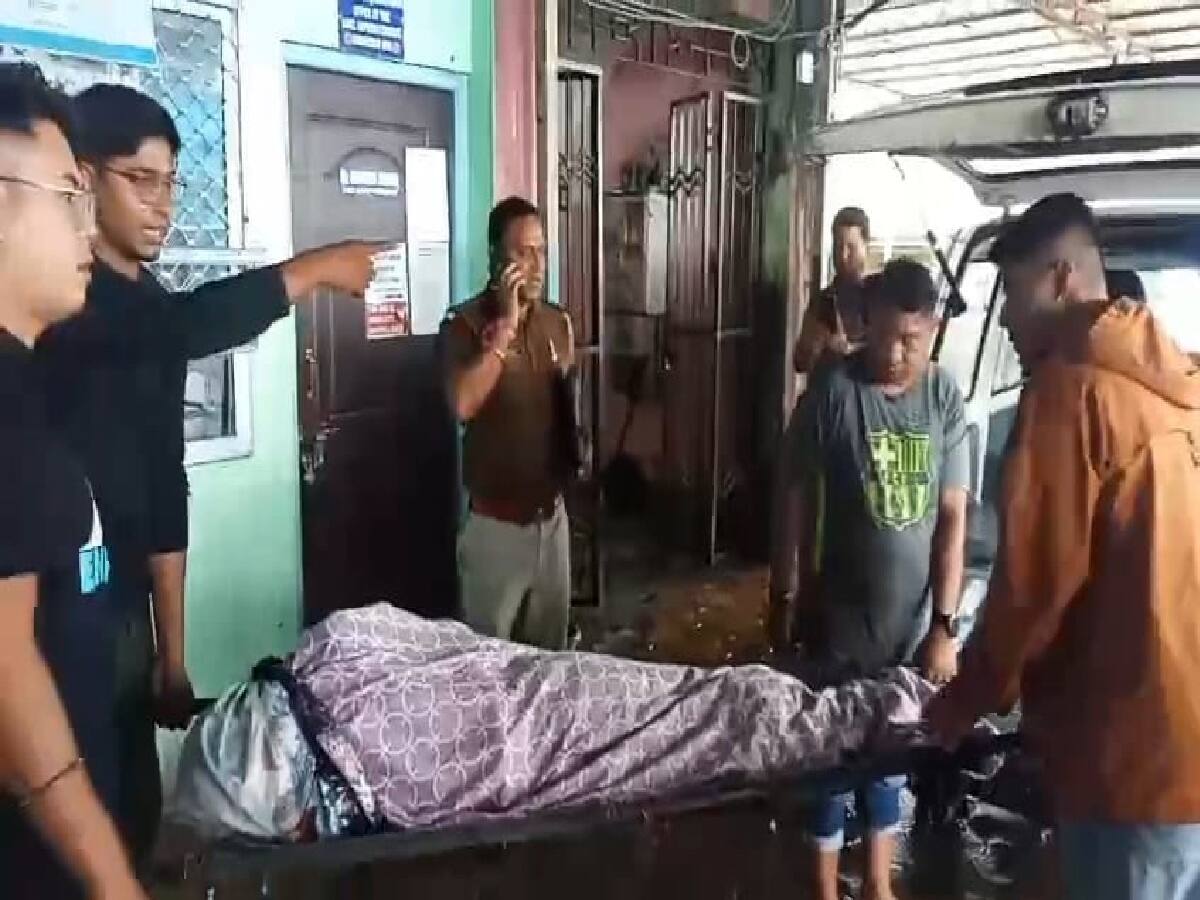 দেহ নিয়ে যাওয়া হচ্ছে হাসপাতালে