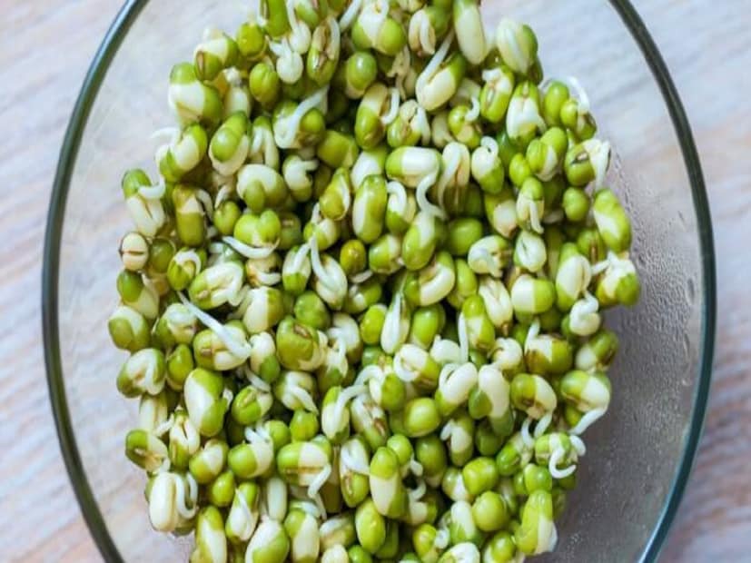 ডায়াবেটিসে দারুণ কাজ করে: খালি পেটে অঙ্কুরিত মুগ খাওয়া ডায়াবেটিস রোগীদের জন্য খুবই কার্যকরী । অঙ্কুরিত মুগে অ্যান্টি-ডায়াবেটিক প্রভাব পাওয়া যায়, যা রক্তে শর্করার মাত্রা নিয়ন্ত্রণে সহায়তা করে। বিশেষজ্ঞরা এর জন্য প্রতিদিন এক মুঠো অঙ্কুরিত মুগ খাওয়ার পরামর্শ দেন।