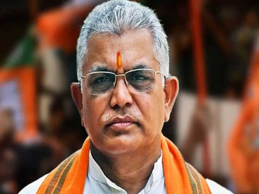 দিলীপ ঘোষকে মোদির সভায় না ডাকা নিয়ে আসরে নেমেছে তৃণমূলও। বিকেলে তৃণমূলের মুখপাত্র কুণাল ঘোষ বলেন, 'প্রধানমন্ত্রী আসছেন, কিন্তু দিলীপ ঘোষকে ডাকে না, এটা দুঃখের ব্যাপার।' 
