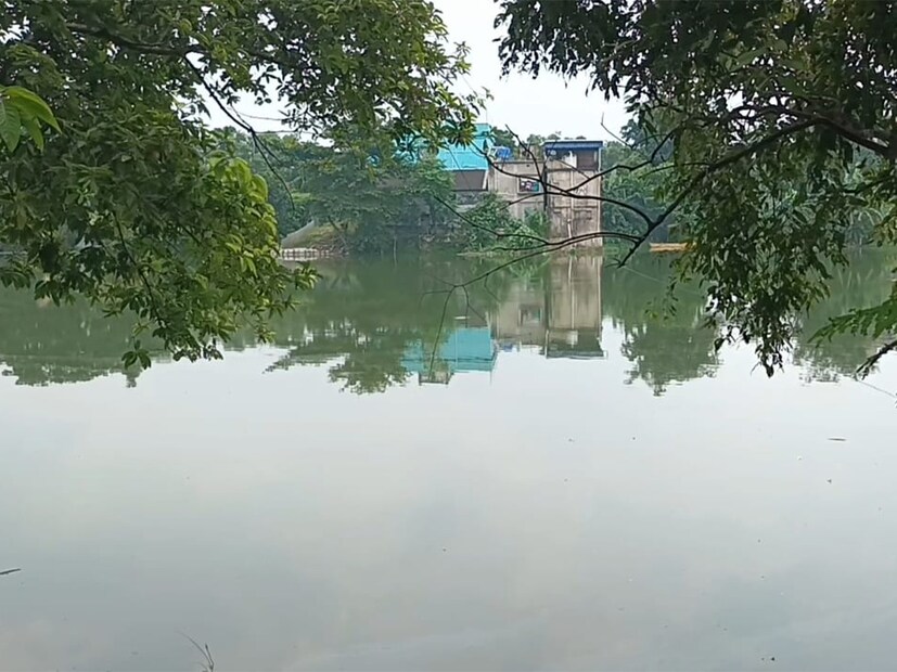 পটাশপুরের প্রতাপদিঘি আজ শুধুমাত্র একটি জলাশয় নয়, বরং এটি স্বাধীনতা সংগ্রামের এক জীবন্ত সাক্ষী হয়ে অবস্থান করছে। স্থানীয়দের বিশ্বাস, দিঘিটির নামকরণ হয়েছিল রাজা প্রতাপচন্দ্র ভানের নামে। লবণ সত্যাগ্রহের সময় এই দিঘির পাড়েই রামকৃষ্ণ দাস ও কার্তিক মিশ্র ব্রিটিশ পুলিশের গুলিতে প্রাণ হারান। তাঁদের স্মৃতিকে অমর রাখতে পটাশপুরবাসী দিঘির ধারে একটি স্মৃতিসৌধ নির্মাণ করেছেন। আজও এই দিঘি ও স্মৃতিসৌধ শুধু স্থানীয়দের জন্য নয়, বরং গোটা দেশের স্বাধীনতা সংগ্রামের ইতিহাসে এক অনন্য প্রেরণার প্রতীক হয়ে উঠেছে।[ছবি ও তথ্য: মদন মাইতি]