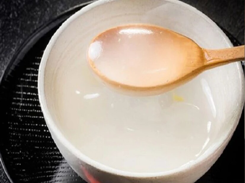 চার চামচ ভাতের ফ্যান, এক চামচ অ্যালো ভেরা জেল, রিঠার জলের সঙ্গে মিশিয়ে একটি স্প্রে বোতলে ভরে ফ্রিজে রাখুন। সারা দিনে দু’তিন বার এটি দিয়ে মুখ ধুয়ে ফেলুন। এটিও খুব ভাল ফেসওয়াশ এর কাজ করে।