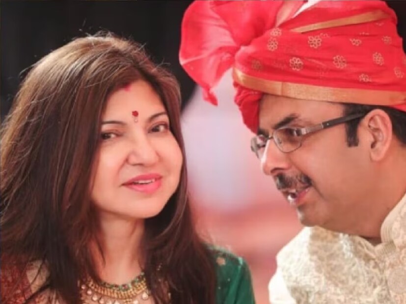 সেখান থেকে বন্ধুত্ব এবং প্রেম। ব্যবসার প্রয়োজনে মুম্বই এলে অলকার বাড়িতেও আসতেন নীরজ। অলকা তখন তাঁর কেরিয়ারের একবারে শীর্ষে, তাঁর পক্ষে মুম্বই ছেড়ে শিলংয়ে গিয়ে থাকা অসম্ভব ছিল।