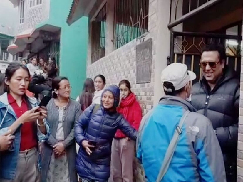 এমনকী ট্যুরিস্টরাও গাড়ি দাঁড় করিয়ে ছবি তোলেন তাঁর সঙ্গে।