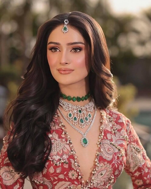 ফাইনালে মানিকাকে জিজ্ঞাসা করা হয়েছিল, 'যদি তোমাকে নারী শিক্ষার প্রচার এবং দরিদ্র পরিবারগুলিকে আর্থিক সহায়তা প্রদানের মধ্যে কোনটি বেছে নিতে হয়, তাহলে তুমি কোনটি বেছে নেবে?' এর উত্তরে মানিকা বলেন, 'নারীরা দীর্ঘদিন ধরে শিক্ষা থেকে বঞ্চিত। এর ফলে আমাদের জনসংখ্যার অর্ধেককে শিক্ষা থেকে দূরে রাখা হয়েছে এবং এর ফলে অনেক দরিদ্র পরিবার রয়েছে। তাই যদি আমি সুযোগ পাই, তাহলে আমি নারী শিক্ষাকে আমার অগ্রাধিকার হিসেবে রাখব।'