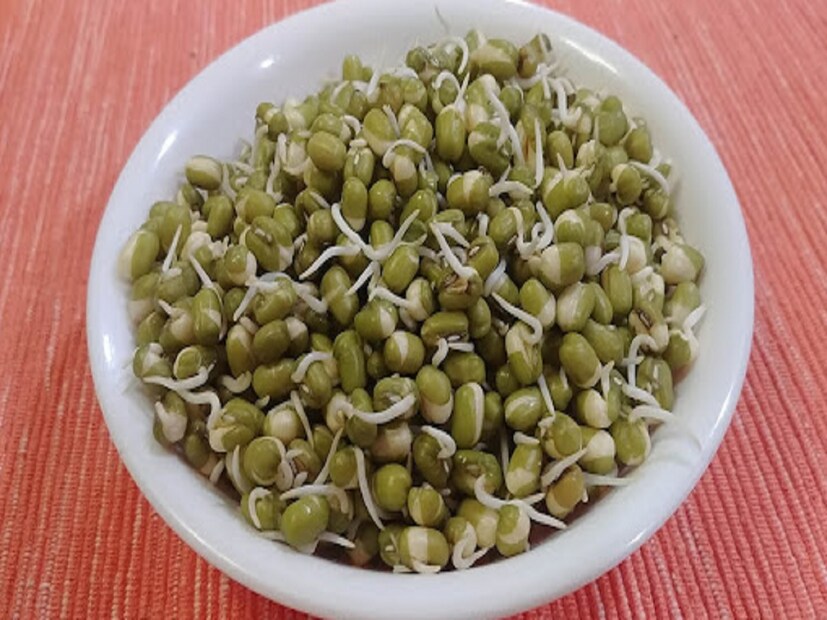 রোগ প্রতিরোধ ক্ষমতা বাড়ায়: নিয়মিত অঙ্কুরিত মুগ খাওয়া স্বাস্থ্যের জন্য খুবই উপকারী। এটি অ্যান্টি-অক্সিডেন্টের একটি ভাল উৎস৷ খালি পেটে অঙ্কুরিত মুগ খেলে রোগ প্রতিরোধ ক্ষমতা বাড়ে। এটি প্রতিদিন এক মুঠো করে খেলে ভাইরাস এবং ব্যাকটেরিয়া দ্বারা সংক্রামিত হওয়া থেকে নিরাপদ থাকতে পারেন।