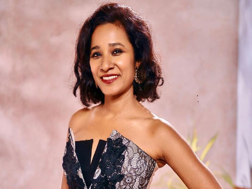 আরও লেখেন নায়িকা। জানান, ''ভাবছিলাম এমন অবস্থায় পরিস্থিতি এর থেকেও খারাপ হতে পারে না—৭০ বছরের মা এবং ৯ বছরের একমাত্র কন্যা, দু’জনেই পুরোপুরি আমার উপর নির্ভরশীল। তবুও এই অন্ধকার মুহূর্তগুলিতে আমি এমন এক অসাধারণ ভালোবসার সন্ধান পেলাম, যা পাশে থাকে এবং কখনও একা অনুভব করতে দেয় না।''