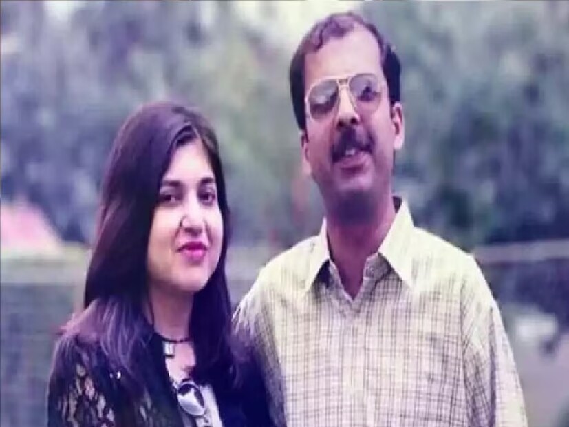 মাঝে অলকা এবং নীরজের জীবনেও ঝড়ঝাপটা এসেছিল। তাঁরা পাঁচ বছর সেপারেটেড ছিলেন। যদিও পরে একসঙ্গে কথা বলে সমস্যা মিটিয়ে নিয়েছিলেন তাঁরা।
