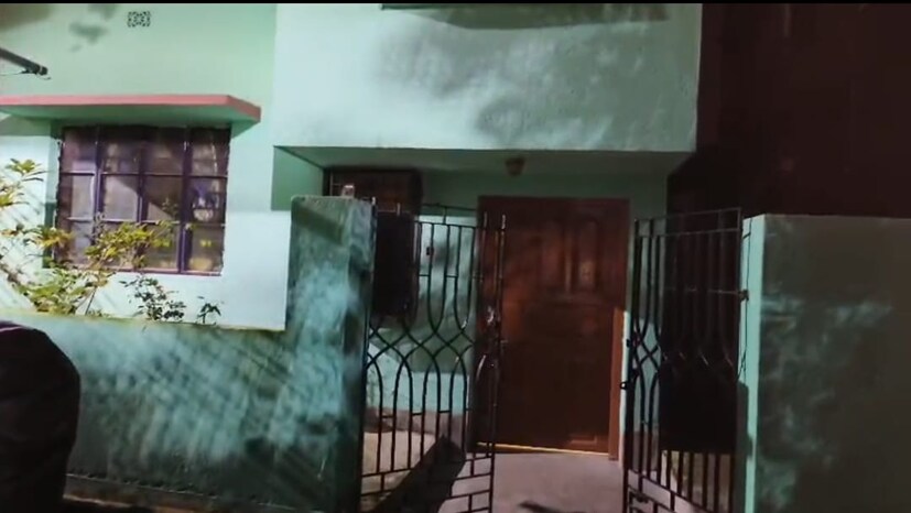 শাশুড়ি এবং স্ত্রী বারবার বোঝাচ্ছিলেন তাঁকে। শেষমেশ বুধবার সন্ধ্যা ৬:৩০ টায় সপরিবারে একই সিদ্ধান্ত নেন তাঁরা। কী ভাবে মৃত্যুর ঘটনা ঘটানো যায় সেই পরিকল্পনা দু সপ্তাহ আগে থেকে শুরু করেছিলেন সঞ্জয়।