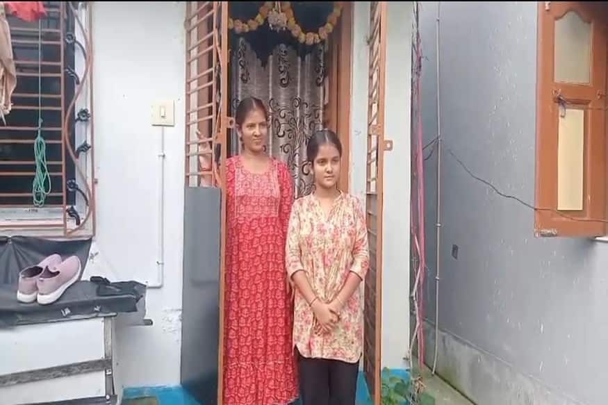 উচ্চমাধ্যমিক থেকে বিএ সবই পাশ করেছেন মেয়ের সঙ্গে 