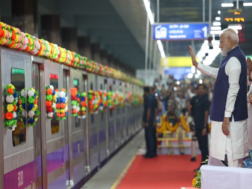 কলকাতা: লক্ষ লক্ষ মানুষের স্বপ্ন বাস্তবায়িত হয়েছে কারণ মাননীয় প্রধানমন্ত্রী শ্রী নরেন্দ্র মোদি হাওড়ায় একটি পাতাল রেল সহ শহরে তিনটি নতুন মেট্রো প্রকল্পের উদ্বোধন করেছেন। তাঁর  উদ্বোধন  করা অংশগুলিতে মেট্রো পরিষেবারও উদ্বোধন করেছেন তিনি। এখন ইয়েলো লাইনের নোয়াপাড়া থেকে জয় হিন্দ বিমানবন্দর পর্যন্ত মেট্রো পরিষেবা পাওয়া যাবে। এছাড়াও, হাওড়া ময়দান থেকে সল্টলেক সেক্টর ফাইভ পর্যন্ত গ্রিন লাইনের পুরো অংশ এবং অরেঞ্জ লাইনের কবি সুভাষ থেকে বেলেঘাটা পর্যন্ত অংশে মেট্রো চলাচল করবে।