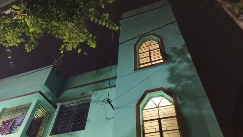 এরপর ঘটনাস্থলে পুলিশ এসে পৌঁছলে স্থানীয় কাঠমিস্ত্রিকে খবর দিয়ে ঘরের দরজা ভেঙে ভিতরে ঢুকলে দেখা যায় সঞ্জয়ের স্ত্রী ও শাশুড়ি মাটিতে পড়ে রয়েছেন অবচেতন অবস্থায় এবং সঞ্জয় নিজে গুমরাচ্ছেন। এরপর পুলিশ তৎক্ষণাৎ তাঁদের তিনজনকে উদ্ধার করে আরজি কর হাসপাতালে নিয়ে এলে কর্তব্যরত চিকিৎসকেরা সঞ্জয়ের স্ত্রী ও শাশুড়িকে মৃত বলে ঘোষণা করে।