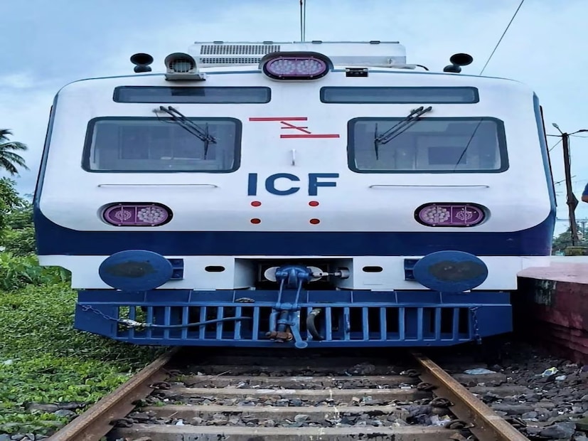 এসি লোকালে থাকছে মোট ১১২৬ সিট। তিনজন করে বসতে পারবেন এই সিটে। তাছাড়াও যাত্রীদের দাঁড়ানোর জন্য অনেকটা জায়গা রাখা হয়েছে। লাগেজ রাখার তৈরি করা হয়েছে শক্তপোক্ত রেক।