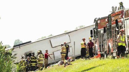 নিউ ইয়র্কে উল্টে গেল যাত্রী বোঝাই বাস Photo- AP নিউ ইয়র্কে উল্টে গেল যাত্রী বোঝাই বাস Photo- AP