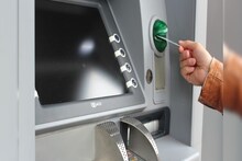 এটিএমে টাকা তুললেও বেরোচ্ছিল না টাকা, কাটা যাচ্ছিল অ্যাকাউন্ট থেকে!চুরির ছক ফাঁস করল পুলিশ