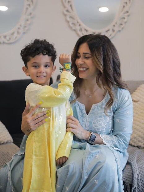 অনেকেই বলবেন যে কিশওয়ার আর সুয়শের সম্পর্কের দ্বিতীয় সমস্যা ছিল ধর্ম। কেন না, কিশওয়ার ইসলাম ধর্মাবলম্বী, অন্য দিকে, সুয়শ হিন্দু পরিবারের সন্তান। তবে, ধর্ম কখনই তাঁদের সম্পর্কে বড় কোনও বাধা ছিল না। সুয়শের বোন এর আগে বিয়ে করেছেন মুসলিম পরিবারে, অতএব, মূল আপত্তি ছিল কিশওয়ার আর সুয়শের বয়স নিয়েই! যাই হোক, সে বাধা পেরিয়ে ২০১৬ সালে বিয়ে করেন তাঁরা।