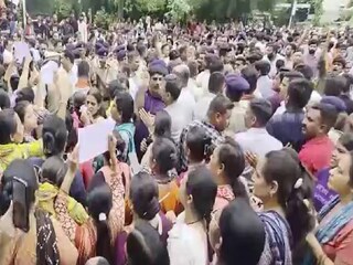 আহমেদাবাদে স্কুলে তুলকালাম 