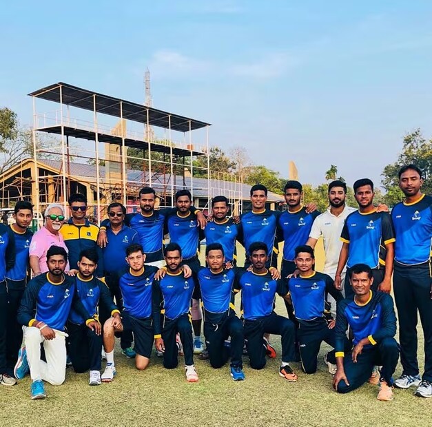 গ্রামীণ বিহারে ক্রিকেটকে এক অসম্ভব স্বপ্নের মতো মনে হত যার কোনও ভবিষ্যৎ নেই। যখন কোচ রণদেব বসু সৌরভ গঙ্গোপাধ্যায়কে বিহারের এক প্রতিভাবান কিন্তু অপুষ্টিতে ভোগা ছেলের কথা বললেন, তখন সৌরভের প্রতিক্রিয়া ছিল এরকম: ‘‘ঠিক আছে, ওকে রাখো’’। এই কয়েকটা শব্দই আকাশের জীবনের পুরো পথ বদলে দিয়েছিল। বাংলা দলে আকাশের পরামর্শদাতা হয়ে ওঠেন মহম্মদ শামি, তিনি আকাশকে ধৈর্য এবং বোলিং শৃঙ্খলা শেখান। শামির পরামর্শ ছিল সহজ: শুরুতেই খুব বেশি কিছু করার চেষ্টা করো না, ধারাবাহিকতার উপর মনোযোগ দাও। এখন আকাশ সেই জ্ঞান ব্যবহার করে ইংল্যান্ডের সেরা ব্যাটসম্যানদের ঝামেলায় ফেলেন!