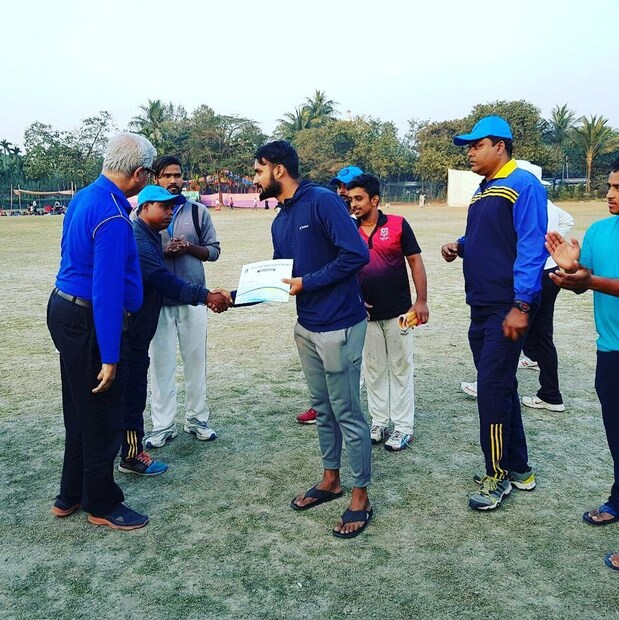 এজবাস্টনে তাঁর ঐতিহাসিক ১০ উইকেট শিকারের মাত্র দুই মাস আগে আকাশের বড় বোন জ্যোতির কোলন ক্যানসার ধরা পড়ে। তৃতীয় পর্যায়ে রয়েছেন, আরও ছয় মাস চিকিৎসার প্রয়োজন। আকাশ তাঁর প্রতিটি উইকেট বোনের লড়াইয়ের জন্য উৎসর্গ করেছিলেন।