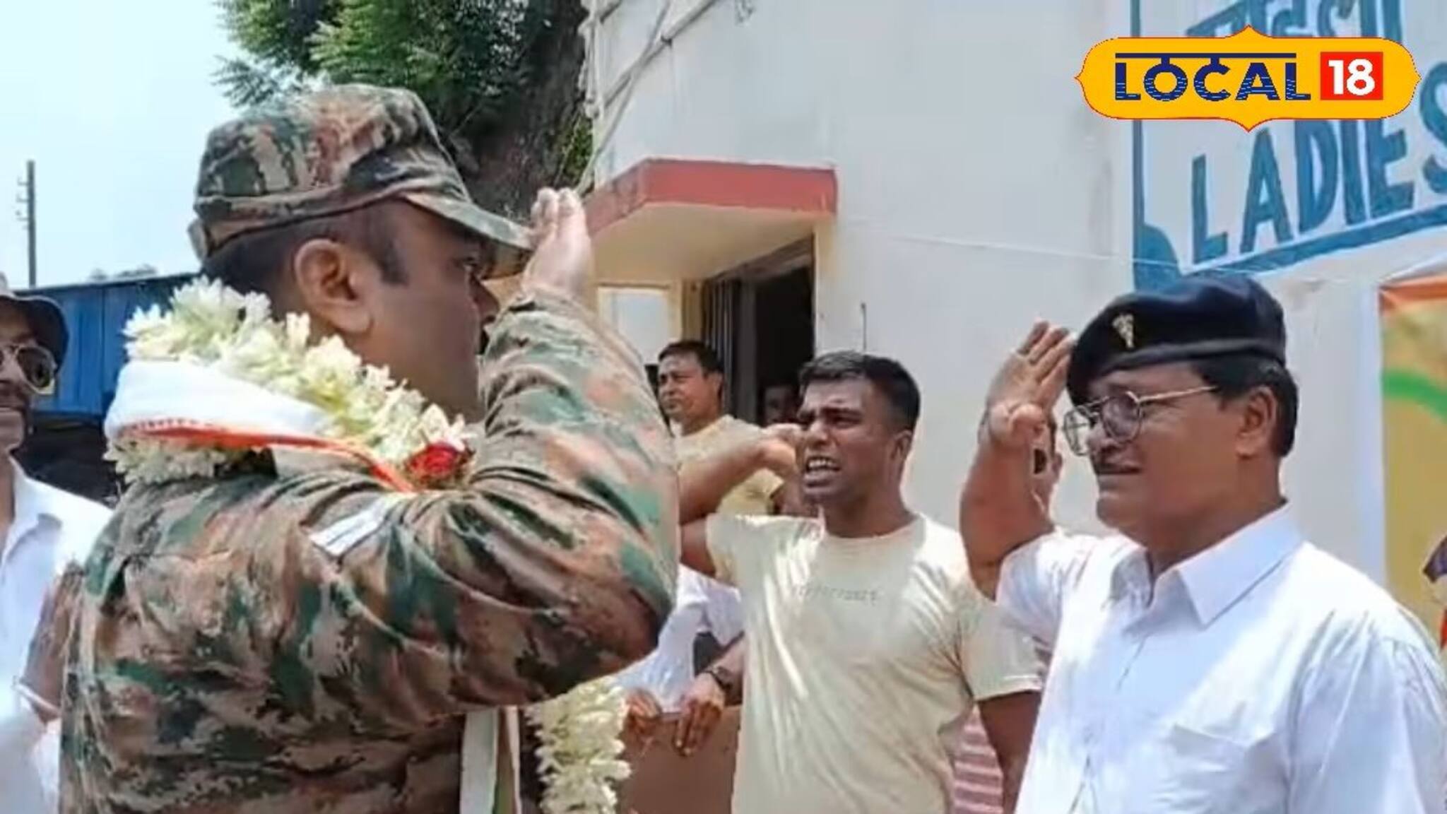 ঘরের ছেলে স্টেশনে নামতেই রেড কার্পেট বিছিয়ে সংবর্ধনা! সত্যিকারের 'হিরো'-কে ঘিরে উচ্ছ্বাস