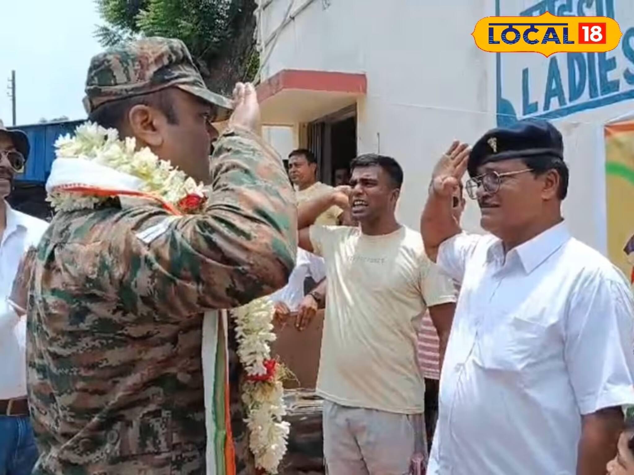 ঘরের ছেলে স্টেশনে নামতেই রেড কার্পেট বিছিয়ে সংবর্ধনা! সত্যিকারের 'হিরো'-কে ঘিরে উচ্ছ্বাস