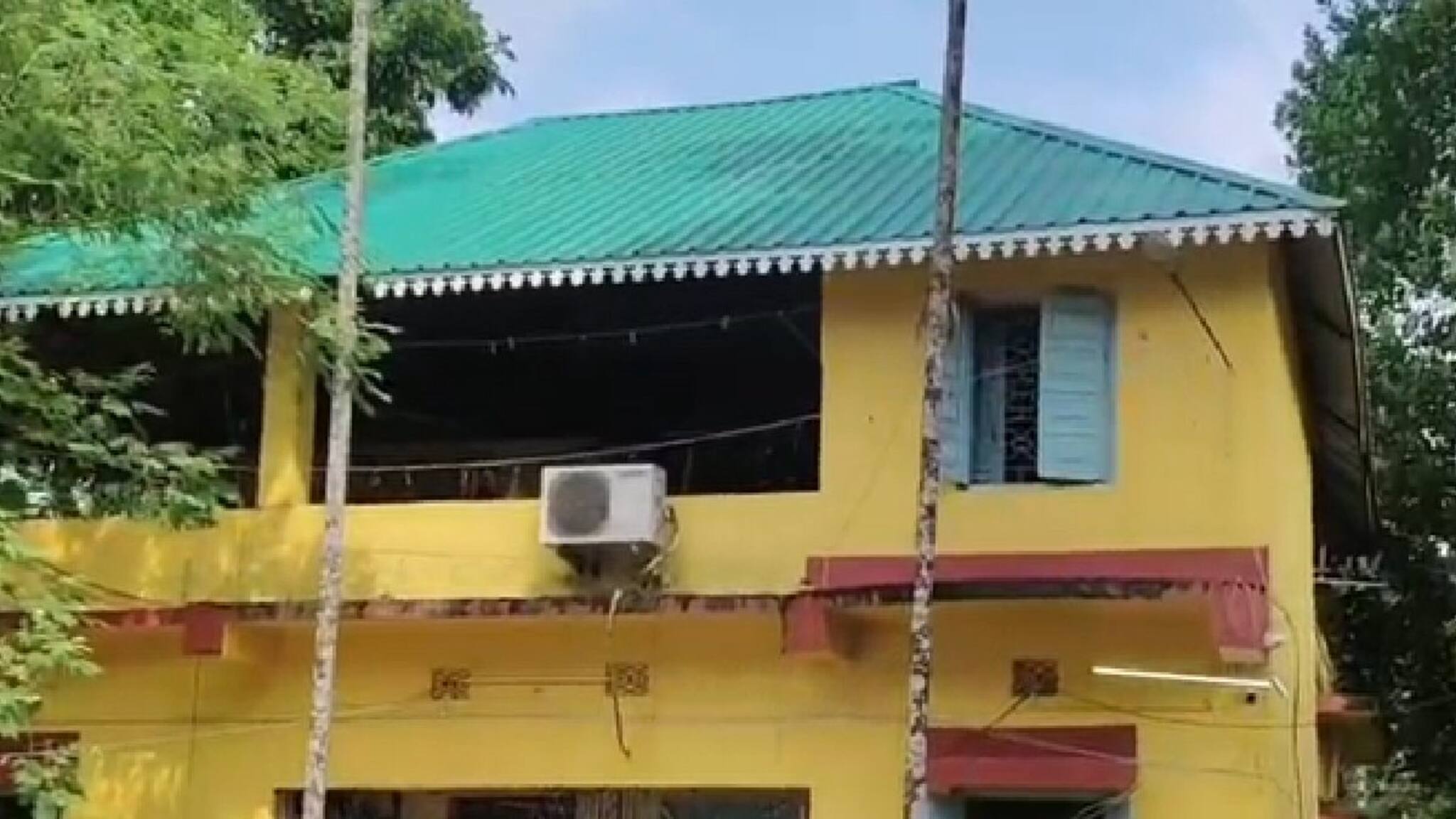 বিডিওর ঘরে হঠাৎ পোষ্য কুকুরের ঘেউ ঘেউ চিৎকার! উঁকি দিতেই দেখা গেল সাতফুটের সেই ভয়ঙ্কর প্রাণী