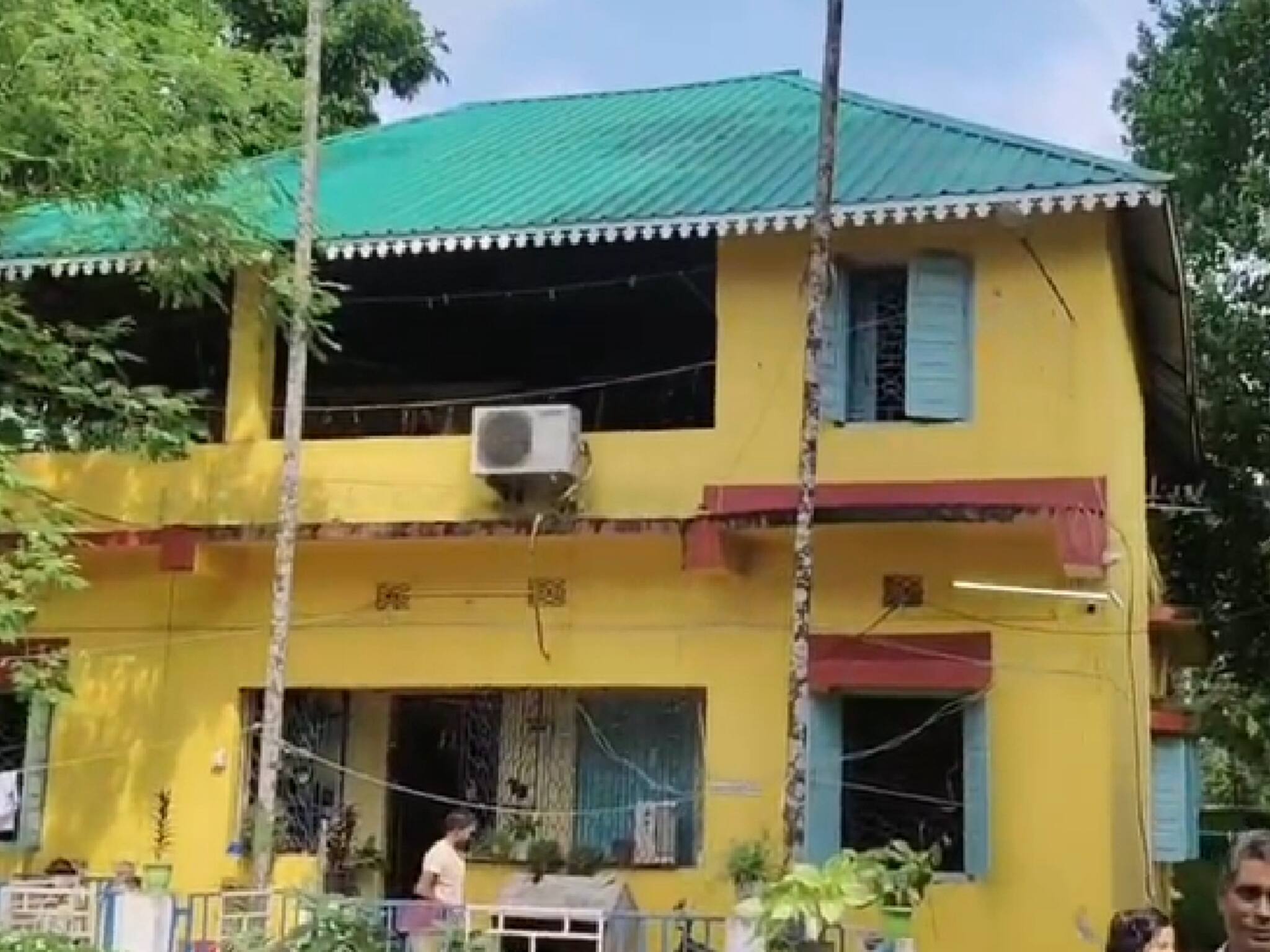 BDO-র ঘরে হঠাৎ পোষ্য কুকুরের ঘেউ ঘেউ চিৎকার! উঁকি দিতেই দেখা গেল ৭ফুটের সেই ভয়ঙ্কর জীব
