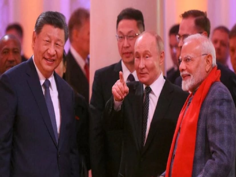 নয়াদিল্লি: গত সপ্তাহে, গ্লোবাল সাউথ কূটনৈতিক তৎপরতার ঝোড়ো হাওয়া প্রত্যক্ষ করেছে। ভারত, চীন, ব্রাজিল, এমনকি 'বহিষ্কৃত' গ্লোবাল নর্থ সদস্য রাশিয়াও সক্রিয়ভাবে আলোচনায় জড়িত। এই গতির বেশিরভাগই মার্কিন প্রেসিডেন্ট ডোনাল্ড ট্রাম্পের আগ্রাসী শুল্ক নীতি এবং ব্লকের উপর সোচ্চার আক্রমণের জন্য দায়ী করা যেতে পারে। ওজি ব্রিকস সদস্যদের এই সমাবেশ, যা এখন পাঁচটি নতুন সদস্য দেশ দ্বারা সম্প্রসারিত হয়েছে, একটি শক্তিশালী জোট গঠন করছে বলে মনে হচ্ছে, যা বিশেষজ্ঞদের মতে মার্কিন ডলারের আধিপত্যকে চ্যালেঞ্জ করার এবং ট্রাম্পের প্রতিদিনের শুল্ক আক্রমণের বিরুদ্ধে লড়াই করার জন্য প্রস্তুতি নিচ্ছে। ট্রাম্প-নেতৃত্বাধীন মার্কিন যুক্তরাষ্ট্রের বিরুদ্ধে ব্রিকসের একটি ভারী প্রতিক্রিয়া সম্ভবত তৈরি হচ্ছে।