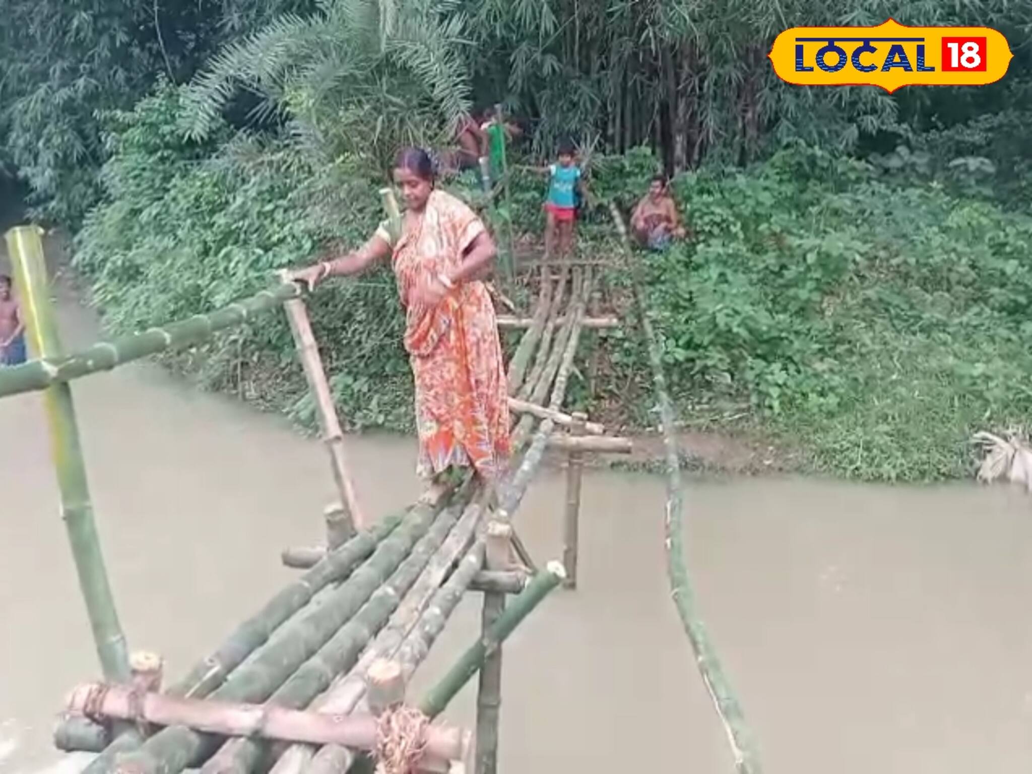 প্রশাসন বুড়ো আঙুল দেখিয়েছে! চাঁদা তুলে সাঁকো নির্মাণ গ্রামবাসীদের