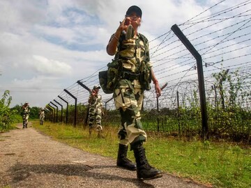 Bangladesh : বাংলাদেশের উপর আবার ভারতের হাতুড়ির ঘা! বর্ডার পেরিয়ে ভারতে আর আসবে না ‘এই’ জিনিস Bangladesh : বাংলাদেশের উপর আবার ভারতের হাতুড়ির ঘা! বর্ডার পেরিয়ে ভারতে আর আসবে না ‘এই’ জিনিস
