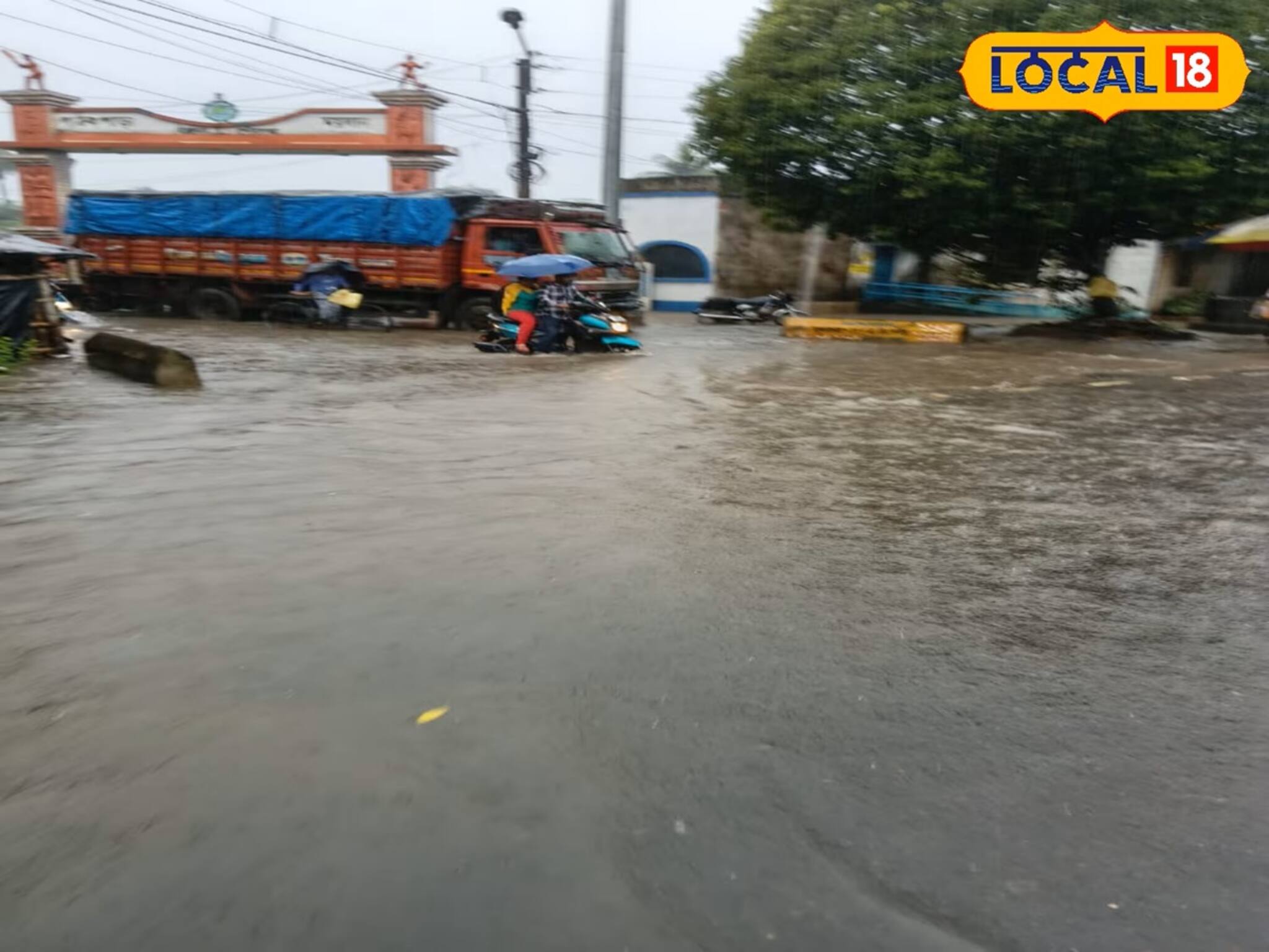 এক ঘণ্টার বৃষ্টিতে ভেসে গেল এই শহর! অবস্থা দেখলে চমকে উঠবেন
