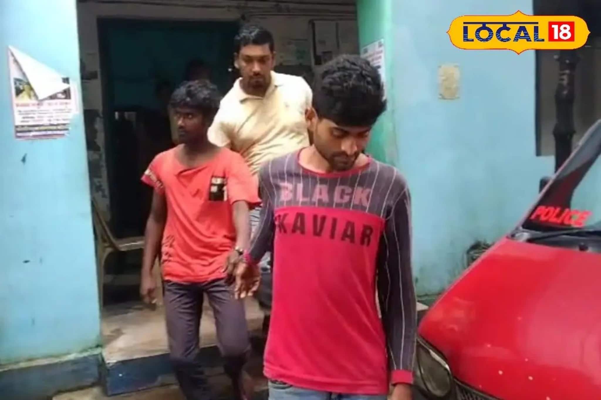 লুকিয়ে হাঁসুয়া নিয়ে ভরা বাজারে! সন্দেহ হওয়ায় পুলিশ এগিয়ে আসতেই দুই যুবক যা করল